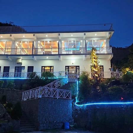 On The Rocks Hotel Kasauli Exterior photo