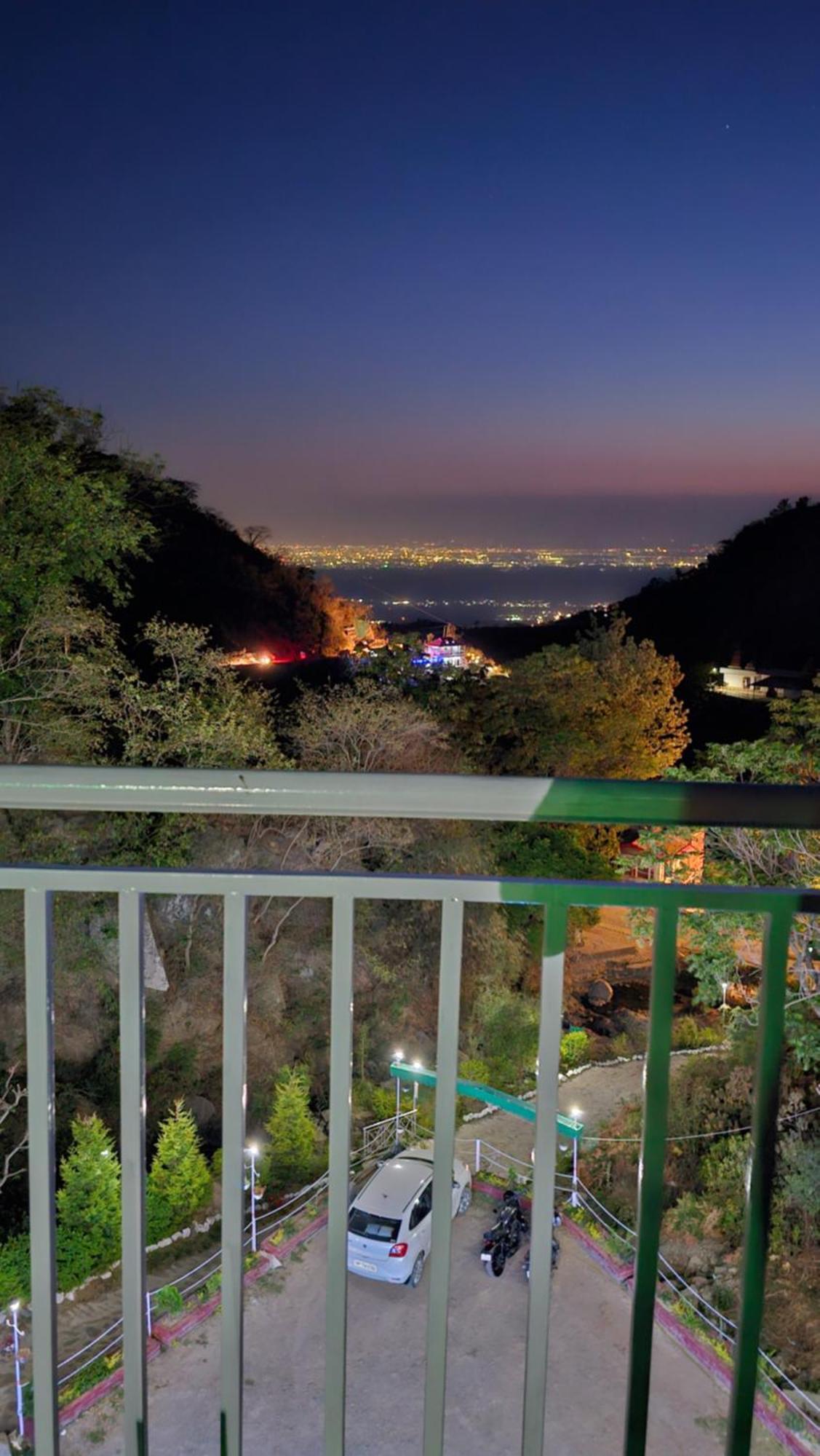 On The Rocks Hotel Kasauli Exterior photo