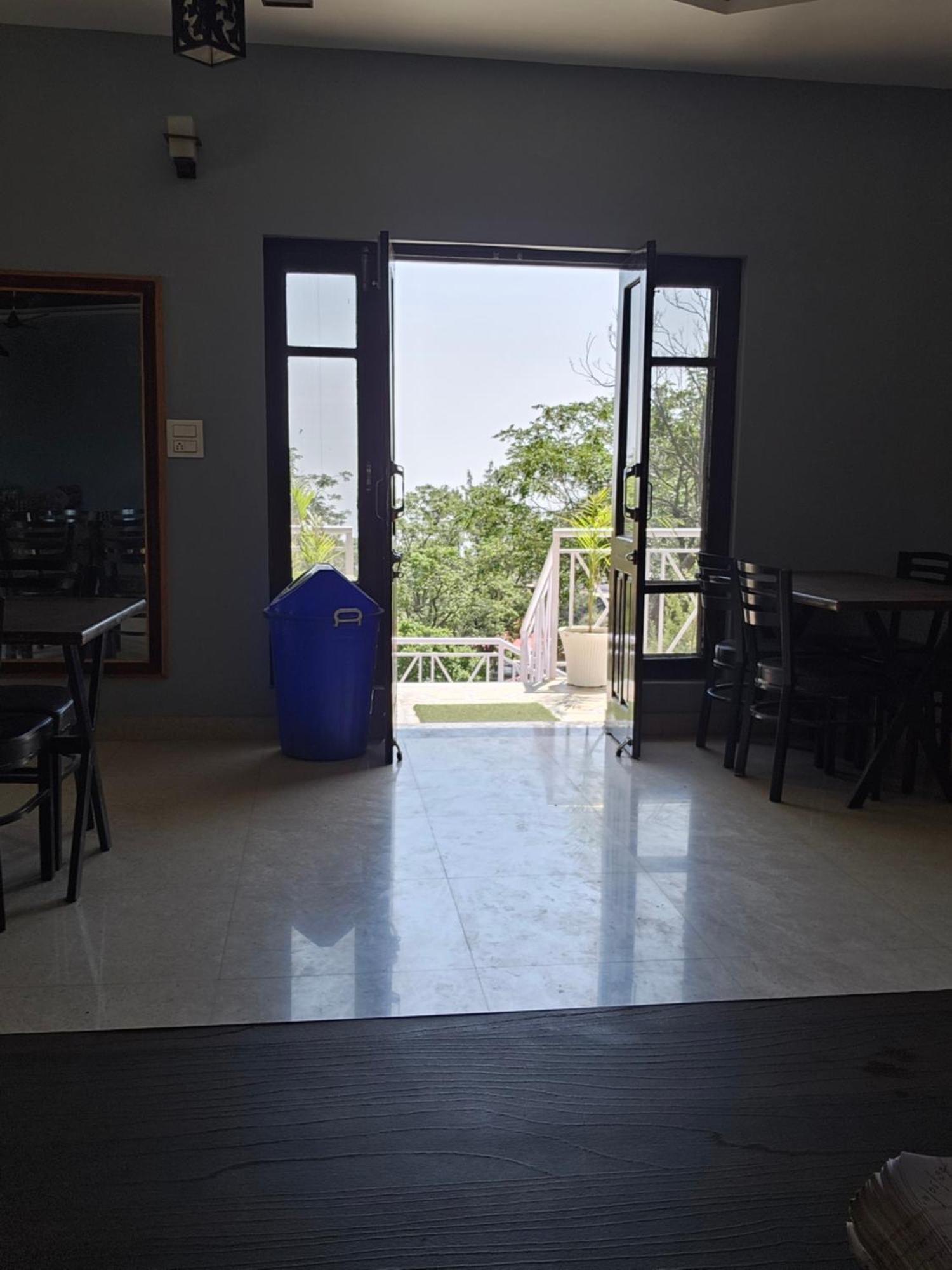 On The Rocks Hotel Kasauli Exterior photo