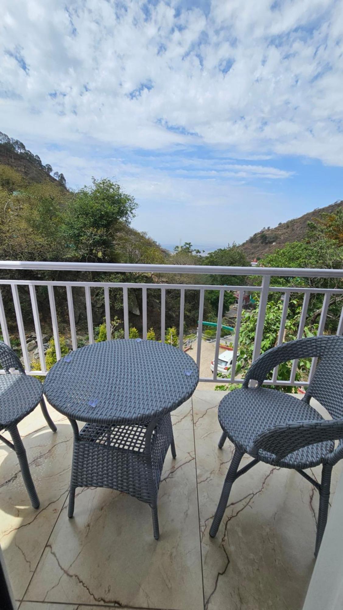 On The Rocks Hotel Kasauli Exterior photo