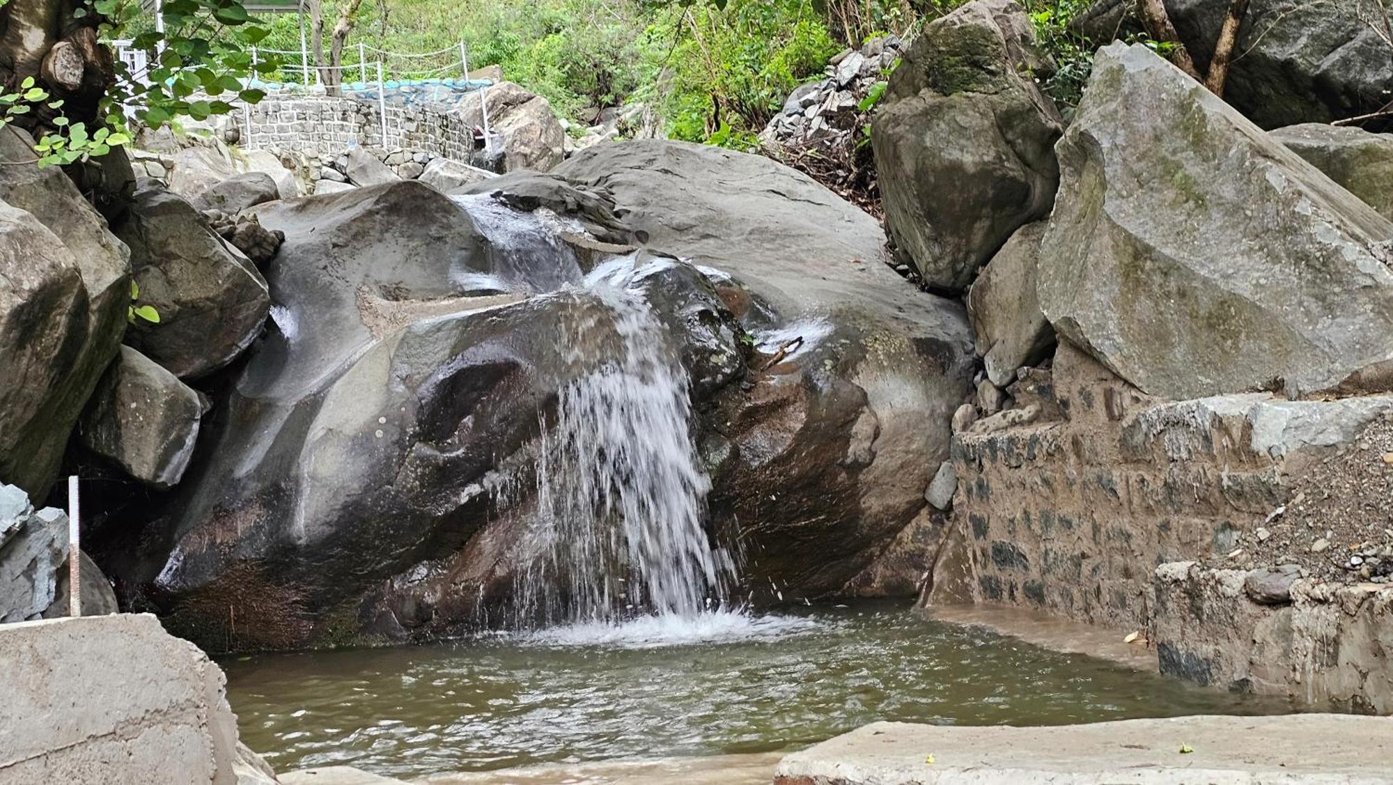 On The Rocks Hotel Kasauli Exterior photo