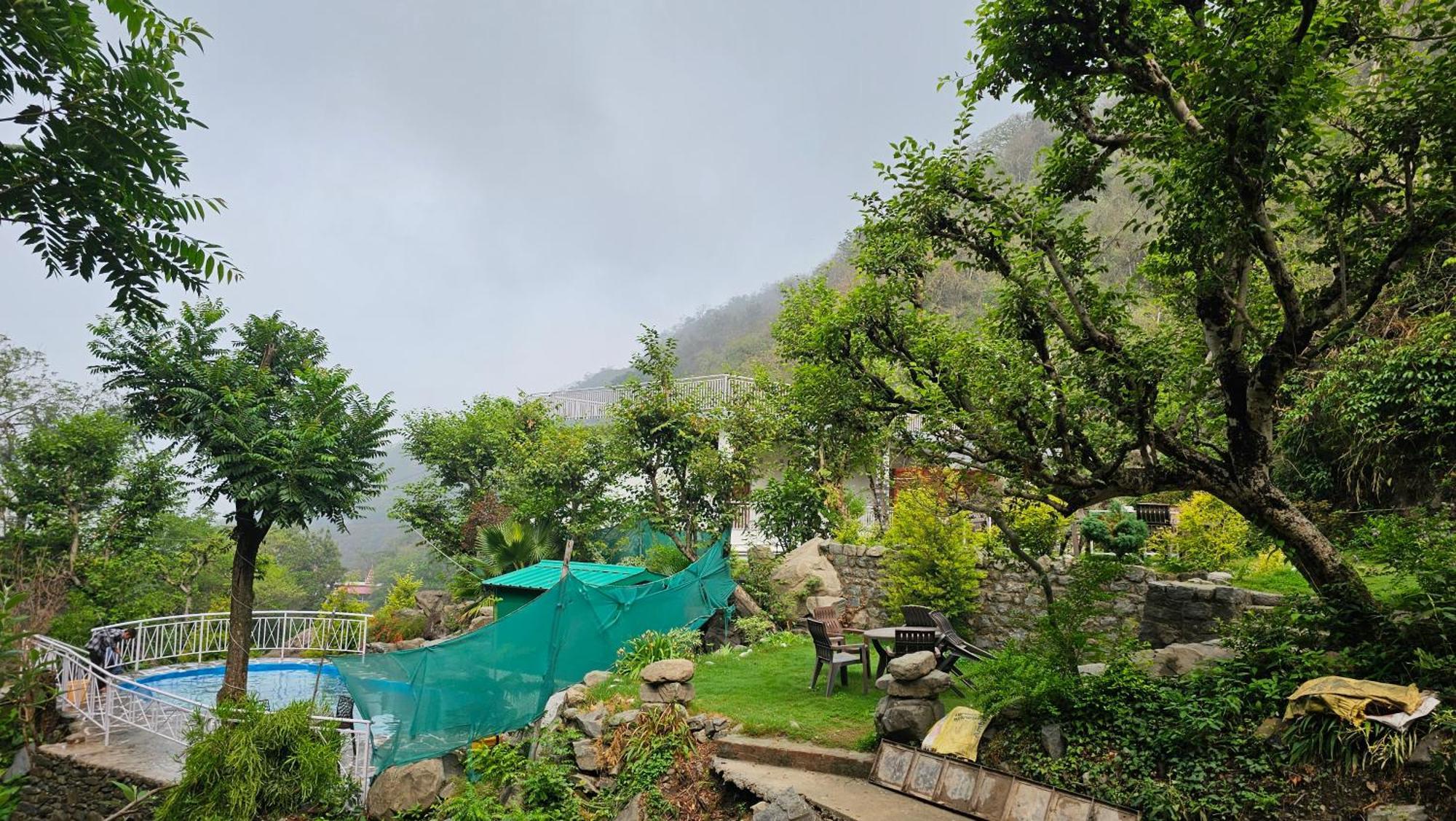 On The Rocks Hotel Kasauli Exterior photo