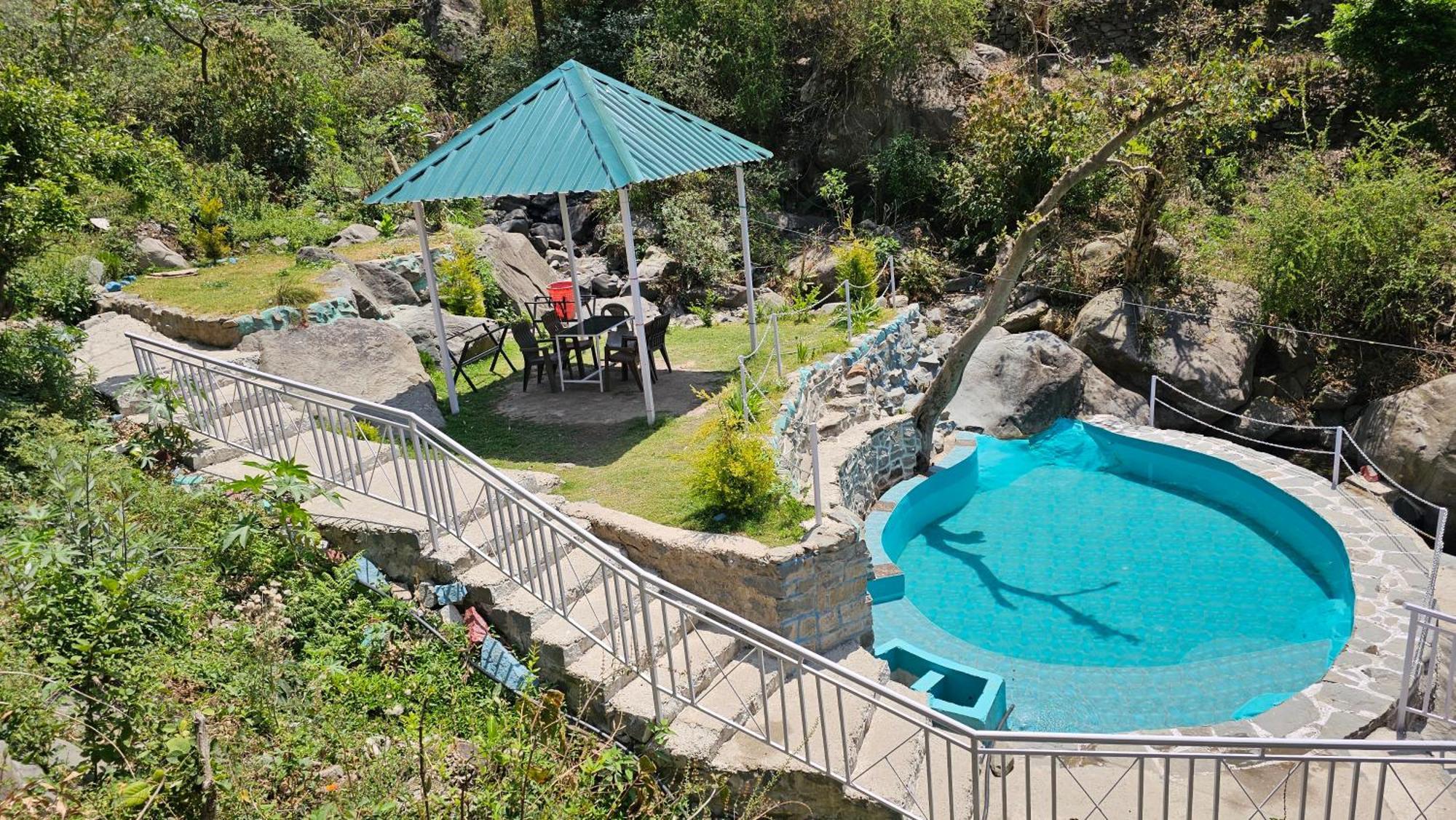 On The Rocks Hotel Kasauli Exterior photo
